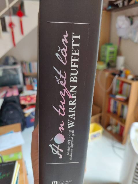 Có thể nói đây là cuốn sách về tiểu sử đầy đủ nhất về Warren Bufett, sách dày 1.300 trang! Nhiều bài học rút ra từ cuộc sống và triết lí đầu tư của ông.