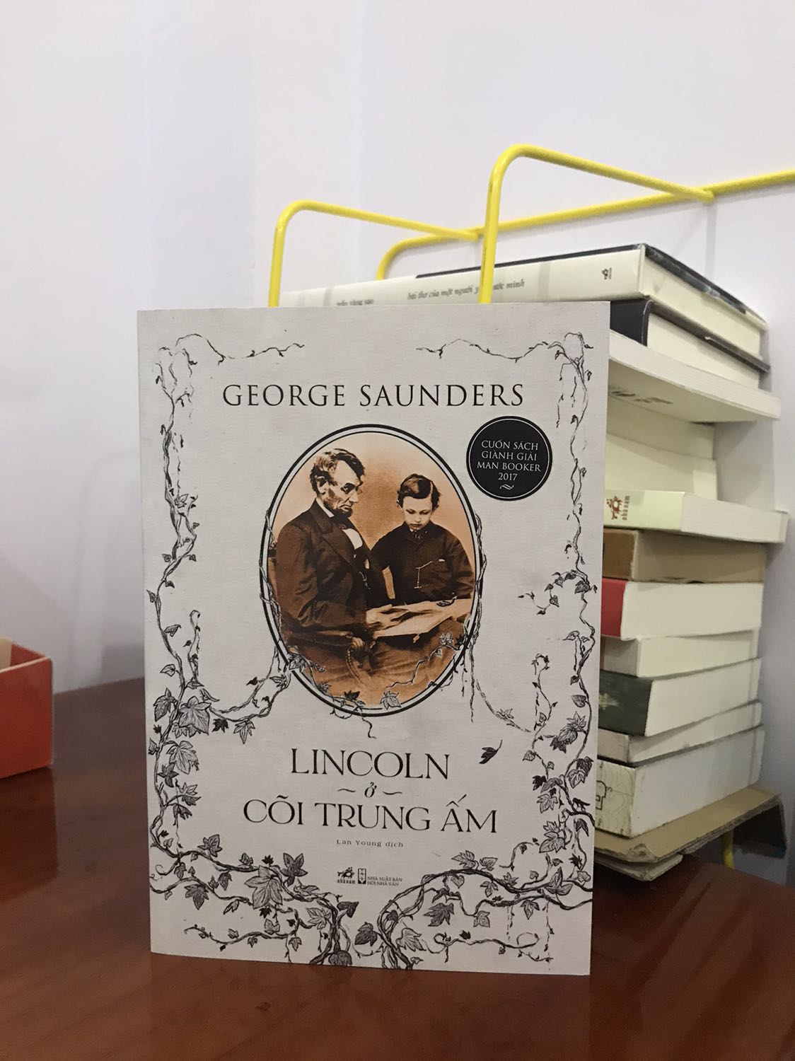 Tiki giao hàng nhanh, sách có hơi bẩn một chút nhưng nhìn chung vẫn mới toanh. Mình mua ngay đợt giảm nên giá tốt.
Là tiểu thuyết đầu tay nhưng mình thấy tác giả viết rất ổn, văn phong mới lạ. Nội dung thì lạ, có thể nói là khó đọc ấy nhưng hoàn thành rồi mới thấy thật sự thoả mãn, tuyệt vời.