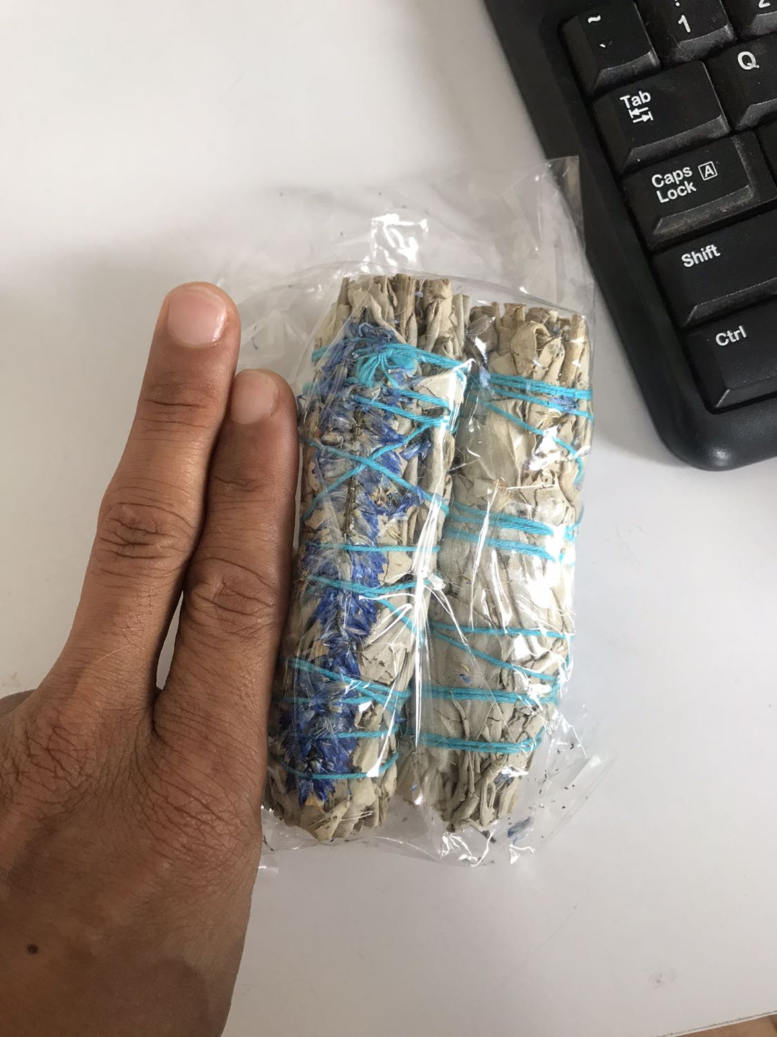 Bản combo này có que gỗ rất thơm, nhưng bó xô thơm thì nhỏ chuý xíu so với bản thường mà mình mua. Các bạn xem hình sẽ rõ