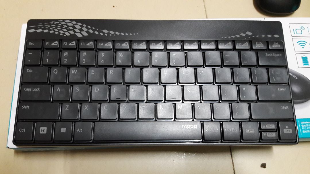 Chuột hơi thấp hơn so với tay, nhưng có nút tắt, bàn phím nhỏ gọn, không có nút tắt. Bộ này kết nối tốt với Vinabox x9