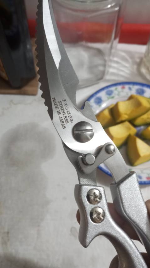 Kéo sắc. Cắt gà 3kg OK
Hàng Nhật rất đẹp 
Bằng thép trắng kg gỉ 
Đúng như quảng cáo 
Thanks shop