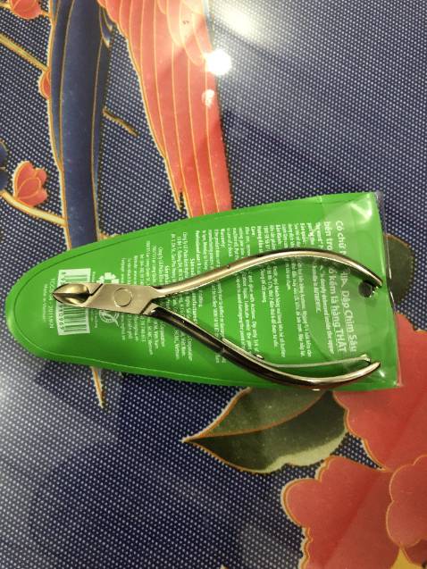 Kềm chắc chắn, dùng để cắt khóe móng hay móng bị cắm sâu vào thịt thì tuyệt vời,  có cây khêu để làm sạch móng còn bám lại, kềm cá nhân nên yên tâm về vệ sinh. Tiki giao hàng nhanh. Mình cực kì hài lòng.