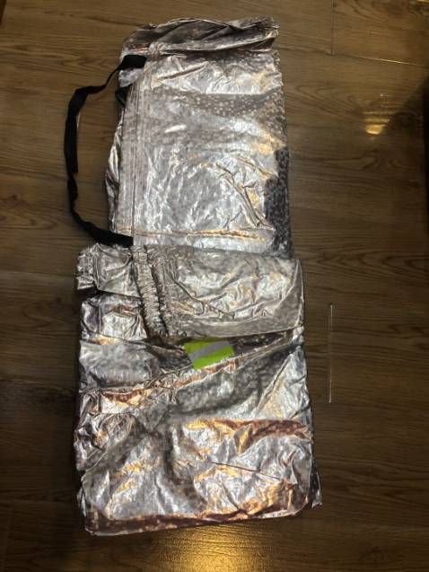 Hàng như mô tả, tráng nhôm màu bạc xịn xò, bạt không đàn hồi, đúng kích thước, phản quang nhiệt tốt, nên yên tâm để ngaoif trời, kể cả ban đêm cũng không lo.
Lỗ cán inox tôi thấy chắc chắn, mặc dù đang băn khoăn không biết có nên mua khóa nữa không để tròng nó vào bánh xe chống trộm, nhưng lại nghĩ có mỗi cái bạt mà nó cũng lấy trộm thì hơi kỳ!

Sản phẩm cầm dẻo dai, dùng mới được thời gian không biết bền ra sao, nhưng cảm nhận lúc đầu là khá ok rồi đó!