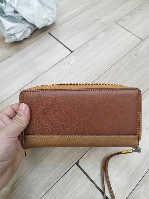 Ví ở ngoài đẹp hơn trong hình nhìu .. chất da quá đẹp bên trong nhìu ngăn thích lắm ... Thank shop nhìu