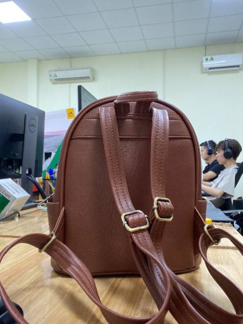 Balo ngoài đẹp hơn trong hình nữa ạ .. bên ngoài nhỏ xinh mà bên trong khá rộng ..đi chơi đi làm đều đc ... thank shop nhìu ạ