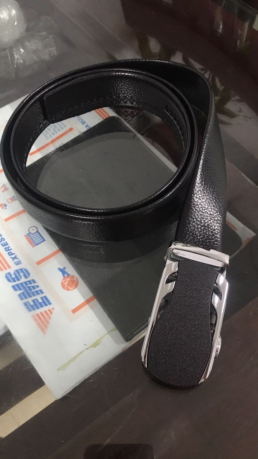 Thắt lưng đẹp khỏi chê. Đầu khoá đẹp, thiết kế chắc chắn, cứng cáp nhưng trông tinh tế. Đẹp mà sáng hơn ảnh của nhà bán đăng ấy. Dây dài cực luôn bụng mình bé nên phải cắt bớt chút. Dây bóng, chất da khá là mềm. Đường may tinh tế chắc chắn. Sản phẩm tốt đang mua. Like mạnh ủng hộ shop.