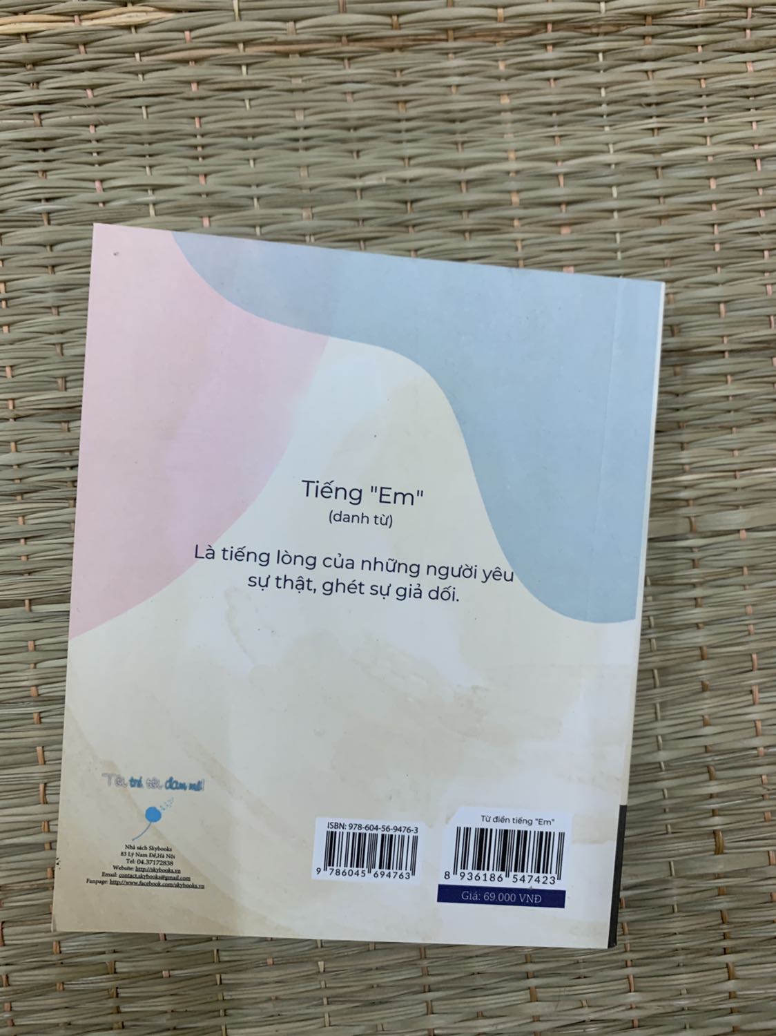 Thực sự buồn vì mình mua sách tiki lâu rồi nhưng mà lần này nhận được quyển này rất buồn, đặt mua mới nhưng lại là sách cũ, bìa bên ngoài bị bẩn như dính nước trà, có vệt vàng ố, nhìn sách cũ lắm. Còn các quyển khác thì oke, sách đẹp nội dung hay, đóng gói kĩ càng, mua sale nên sách cũng ko được bọc như mua chuẩn. Mong Tiki kiểm tra và khắc phục để mn ko phải nhận sách như mình. Vẫn đánh giá 5 sao ủng hộ. Mong các bạn khắc phục và trả lời mình sớm. Thanks Thực sự buồn vì mình mua sách tiki lâu rồi nhưng mà lần này nhận được quyển này rất buồn, đặt mua mới nhưng lại là sách cũ, bìa bên ngoài bị bẩn như dính nước trà, có vệt vàng ố, nhìn sách cũ lắm. Còn các quyển khác thì oke, sách đẹp nội dung hay, đóng gói kĩ càng, mua sale nên sách cũng ko được bọc như mua chuẩn. Mong Tiki kiểm tra và khắc phục để mn ko phải nhận sách như mình. Vẫn đánh giá 5 sao ủng hộ. Mong các bạn khắc phục và trả lời mình sớm. Thanks