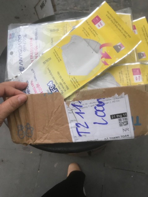 Mua nước rửa chén mà giao khẩu trang em bé là sao không hiểu luôn