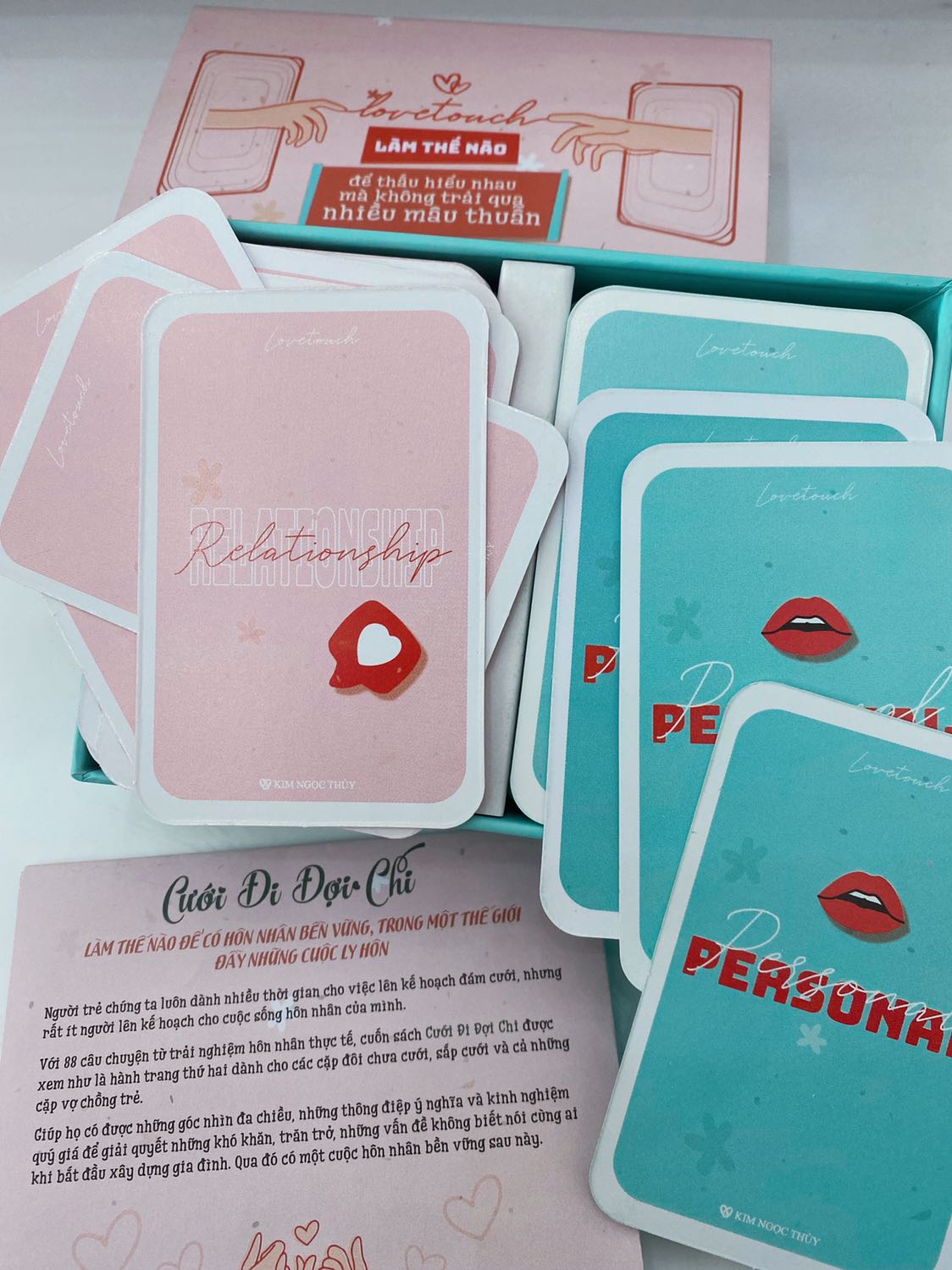 Mình là con trai nhưng mình cũng thích nội dung của bộ bài này lắm. Mình ấn tượng ở câu trên vỏ hộp nên đã quyết định mua để chơi cùng bạn gái. Những câu hỏi trong bộ bài này làm mình càng ngày càng hiểu thêm người yêu của mình.