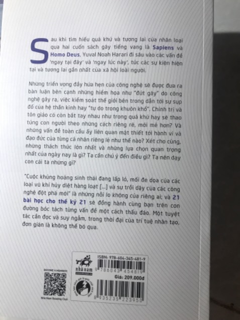 Mỗi người đều sẽ có một thế giới quan khác nhau vì vậy nhìn 1 vấn đề hay 1 sự vật đều sẽ khác nhau. Sách này mang lại 1 cái nhìn về một thế giới ngập tràn thông tin rộng lớn, giúp bạn có cái nhìn đa chiều. Chúc các bạn có những trải nghiệm thú vị khi đọc quyển sách này
