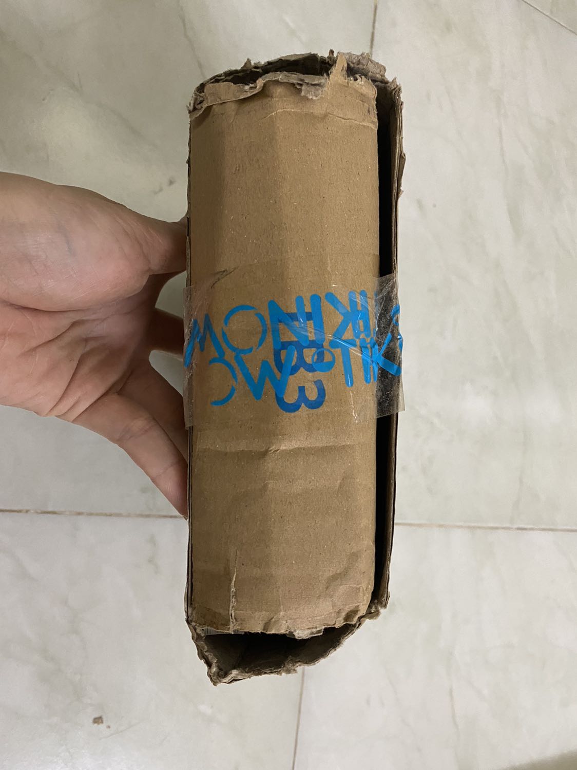 Tiki giao hàng cho khách như vậy hỏi ai dám tiếp tục đặt hàng, chưa thấy nội dung sách như thế nào mà nhận hàng đã thấy bực.