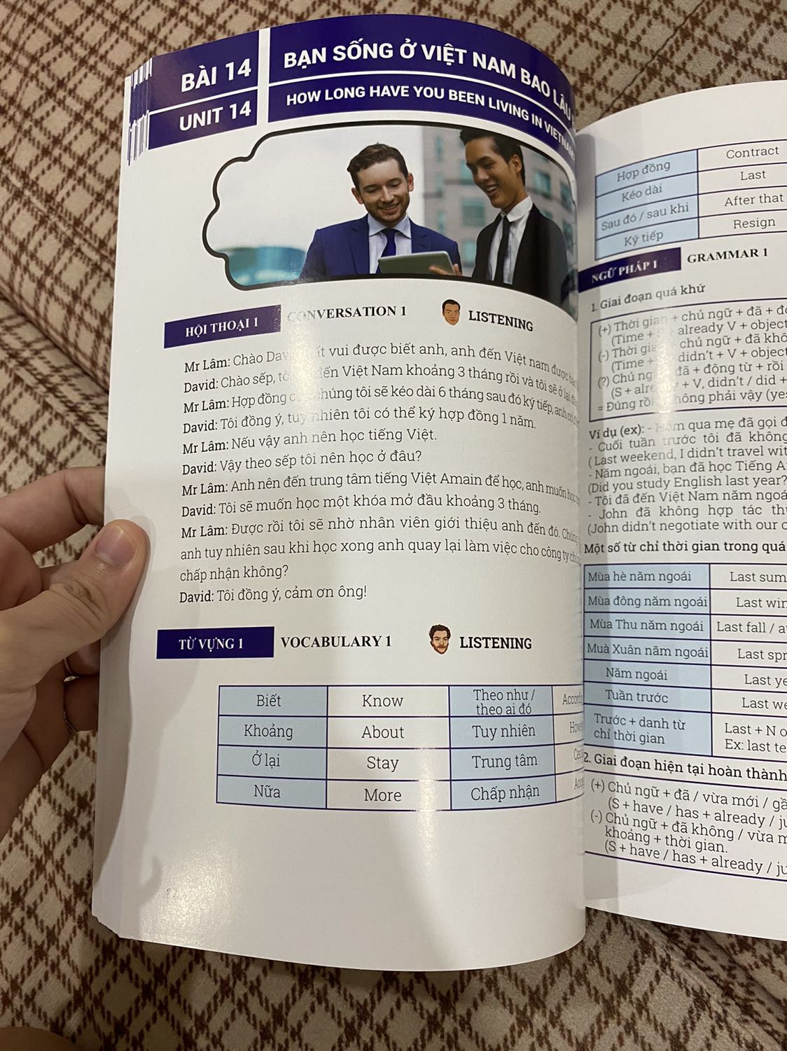 Sách đóng bọc khá cẩn thận. Mình chọn chế độ giao trong sáng mai nên giao khá nhanh. Tiền nào vải nấy giờ thì hiểu vì sao sách khá mắc vì chất lượng giấy đẹp, dày bóng có hình ảnh. Nội dung okiee phong phú mong là học sinh sẽ thích