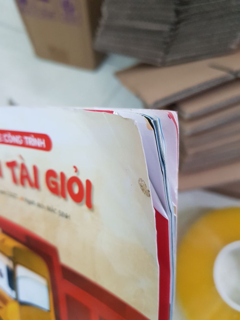 mình mua sách mới mà tiki lại giao sách cũ. nhìn như này mọi người đủ hiểu là sách cũ đã được đọc rất nhiều lần, nhàu nát, cũ. có lẽ mình nên dẹp việc mua sách online lại từ đây.