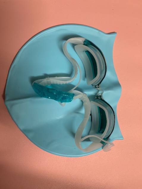 mẫu mã đẹp,  chắc chắn, bơi rất kín không bị nước vào mắt, giao nhanh, đóng gói cẩn thận