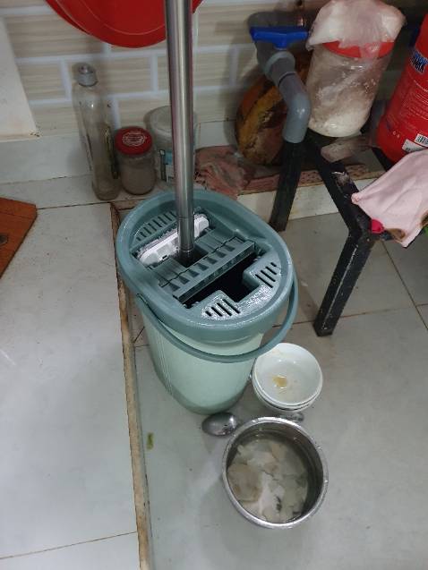 Sp xịn xò. Cầm chắc tay. Bông lau đi kèm rất xịn k như cây mình đang sài. Đẩy êm và nhẹ trên mặt sàn.

Tuy nhiên, size sẽ nhỏ hơn cây cũ của mình mặc dù đêu 33cm. Cán cũng nhỏ hơn. Hên là còn thùng nhỏ chứ thùng to lọt thỏm k vừa. Và cũng k có tặng bông lau dự phòng đi kèm. Làm mình k đặt mua thêm. Hic