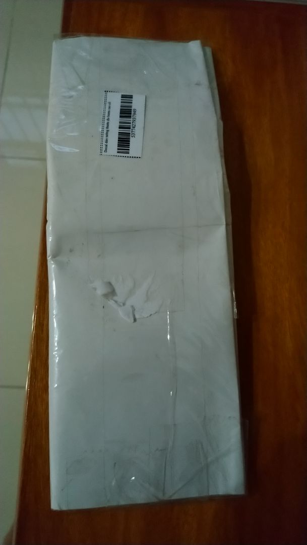 Decal mà gói hàng vầy sao mà dán cho nó đẹp được. Mua của shop khác họ cuộn tròn, kéo ra k nếp gập.