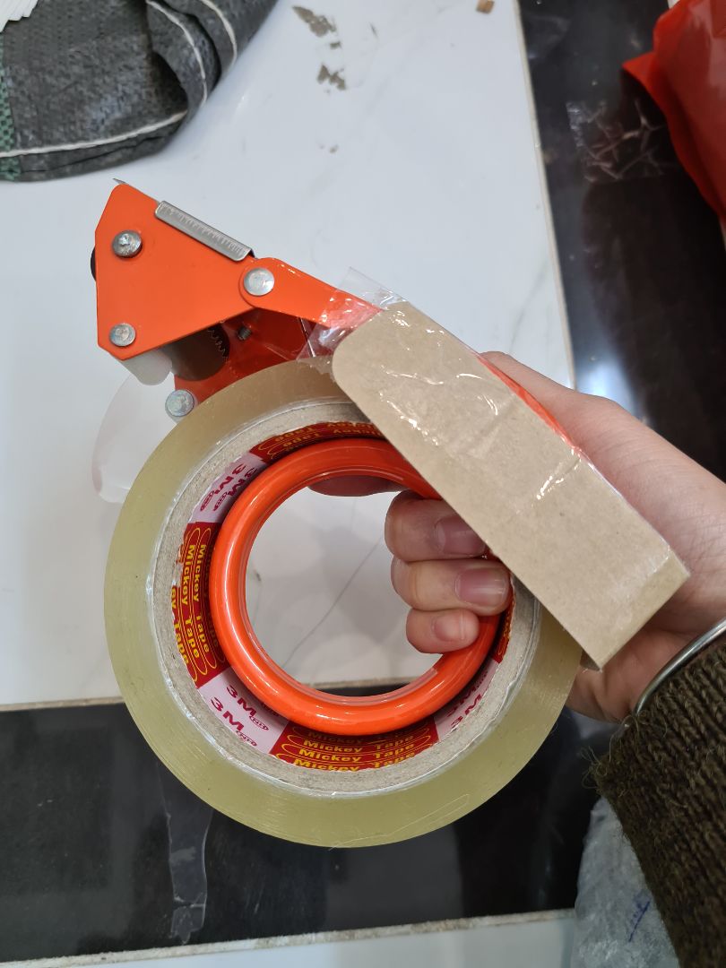 loại này là loại nhỏ, chỉ dùng được cuộn băng dính mỏng và mép giữ băng dính nhỏ nên băng dính hay bị rơi ra, mình phải độ thêm 1 đoạn bìa cứng để giữ cho chặt. nhìn chung nhẹ, cắt cũng tốt, phù hợp cho người có nhu cầu sử dụng ít.