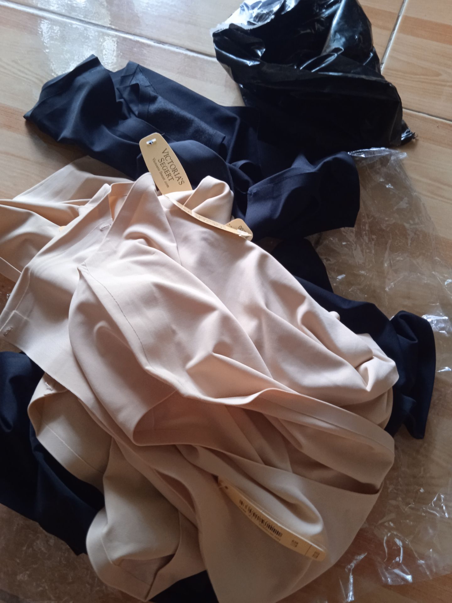 Giao đủ,đúng ,cũng như quần da ,quần tơi chỉ vì dính keo rất nhiều, cắt may hơi cẩu thả ,quần dán keo o phải đúc su đúng nghĩa đen của nó ,55kg đến 65kg nhưng t mặc lại chật ,quần có mùi hóa học nồng lắm luôn ấy, đi giặt phơi rồi vẫn còn mùi ,đóng gói tệ ,chỉ bỏ bọc ni lông đen rồi cột lại,chỉ ở mức tạm !