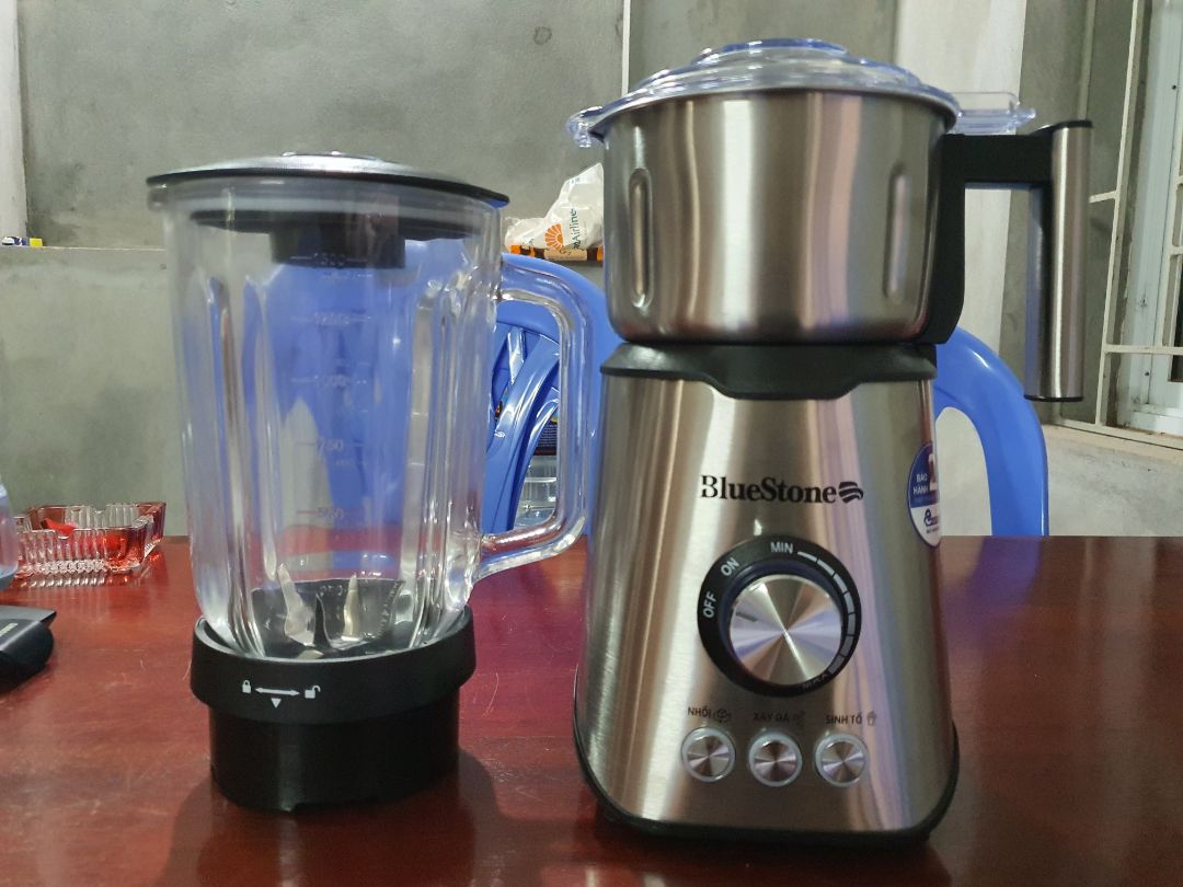 Tiki giao hàng nhanh, bọc hàng cẩn thận, hàng mới đẹp sạch sẽ. Mình đã tự kích hoạt được bảo hành điện tử chính hãng. Máy xay và cối xay chất liệu thủy tinh và inox dày dặn, sáng đẹp, chạy tốt, vận hành an toàn do phải xoay đúng khớp khóa và để nút vặn ở OFF trước khi khởi động thì máy mới chạy được. Các bộ phận nhỏ của cối xay đều tháo ra được rất tiện vệ sinh sạch sẽ. Trước khi mua thấy cối xay phụ bằng inox định tận dụng để xay thịt nhưng hóa ra nhà sản xuất khuyến cáo cối này chỉ xay hạt khô, và dao xay của cối phụ là loại bản dày và không mài sắc lẹm như dao cối to nên cũng ko xay được thịt. Nhưng dù sao công dụng chính của máy là xay sinh tố nên mình cho 5 sao về hình thức và công năng, mua được đúng đợt có mã sale còn 1.291k khá hài lòng 😄