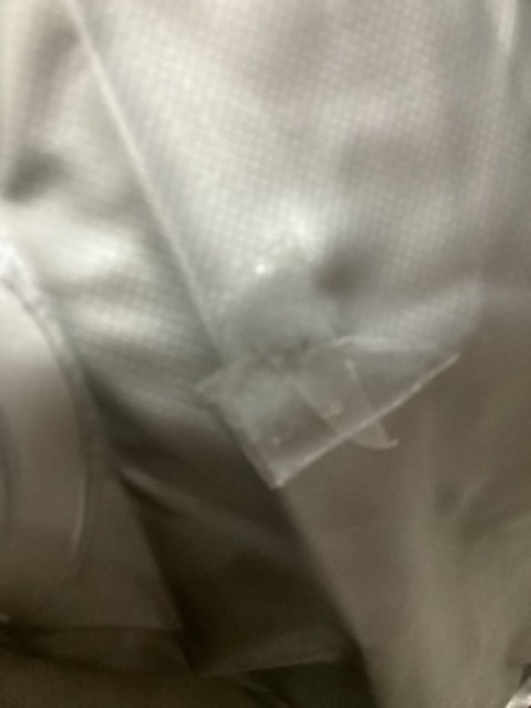 Shipper thân thiện,giao nhanh, hàng nhìn mới nhưng khi bơm lên lại thấy có khá nhiều chỗ bị thủng, dù có dán lại nhưng để qua đêm thì hơi trong trụ bị thoát ra hết