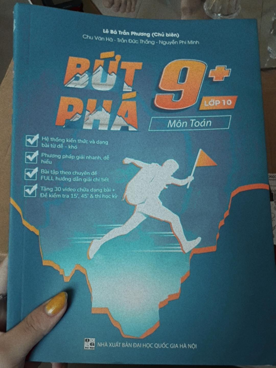 sách bị quăng và nhăn góc dưới, hình như sách năm ngoái nên markbook ghi 2k5, bìa gấp bị lộ trang giấy ở trong nên bị nhăn trang, nhưng bù lại kiến thức đầy đủ, có cả link bài giảng, còn tặng kèm markbook và có đủ các dạng bài tập nên khá hài lòng