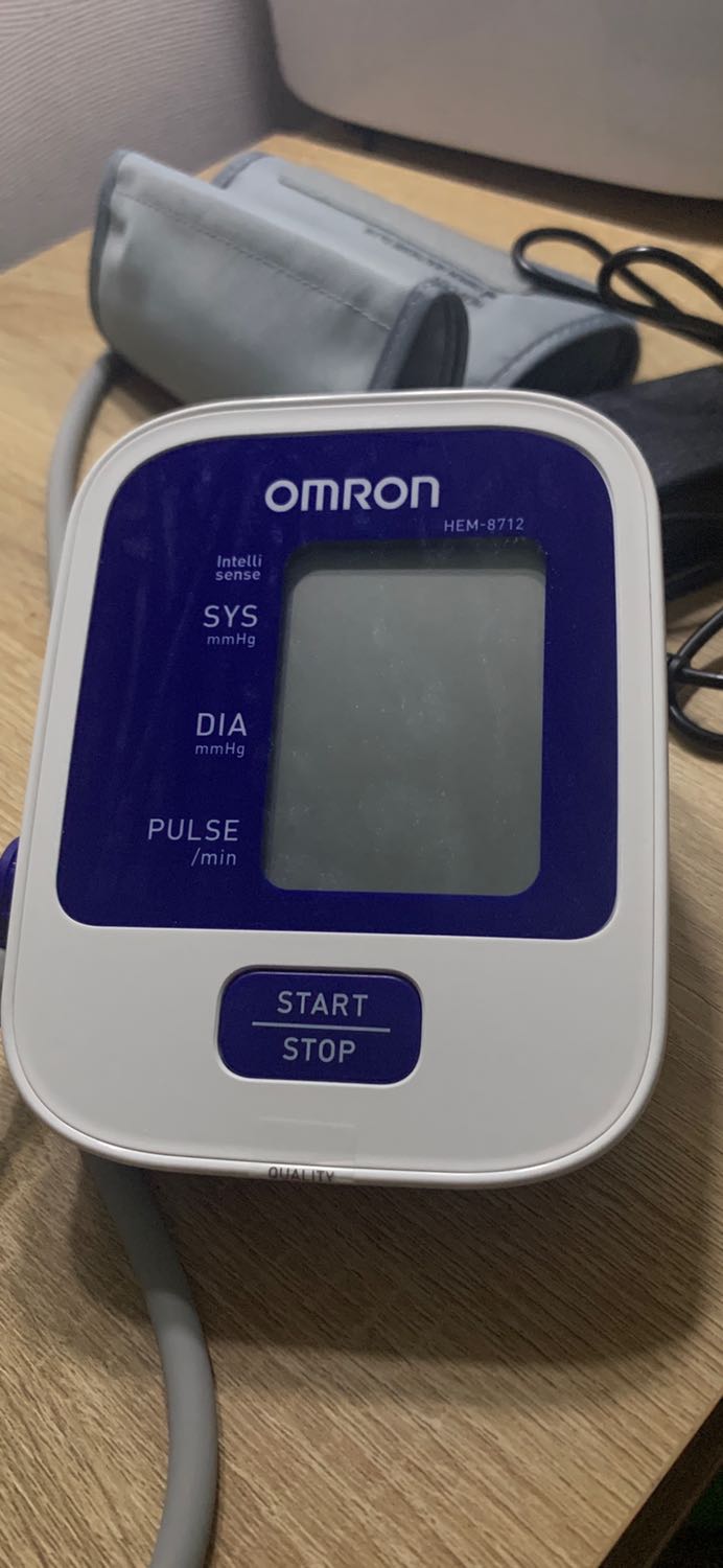 Máy này dễ sử dụng chỉ cấn lắp pin và vòng đo vào bắp tay, ngồi yên, nhấn nút start là ra chỉ số.
Máy dùng 4 pin AA hoặc sạc điện. Shop k bán kèm sạc nên bạn nào muốn bảo vệ môi trường thì phải tìm mua sạc ở ngoài. Có 1 số shop bán sạc rời nhưng đầu sạc lại k vừa với máy nên bạn nhớ check kỹ vs người bán nhé