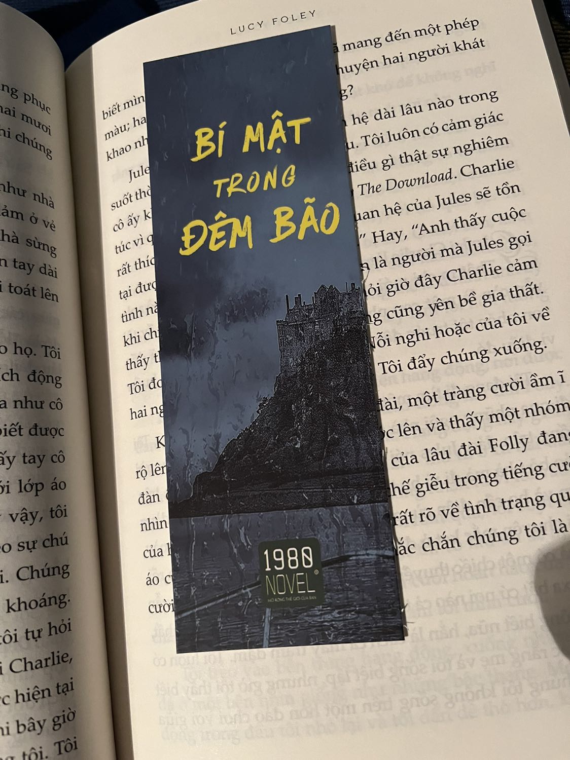 Đây KHÔNG phải một tác phẩm trinh thám truyền thống. Không có thám tử/điều tra viên hay cảnh sát đi điều tra án. Bạn sẽ được trải nghiệm góc nhìn của từng nhân vật từ trước, trong và sau khi sảy ra vụ án. Bạn tự phán đoán qua những thông tin nhận được của mỗi nhân vật, cho đến khi sự thật được phơi bày hoàn toàn. Không ai dẫn dắt bạn phán án, tác giả để bạn tự phán đoán. Đừng tin cái mác NEW YORK TIMES BESTSELLER