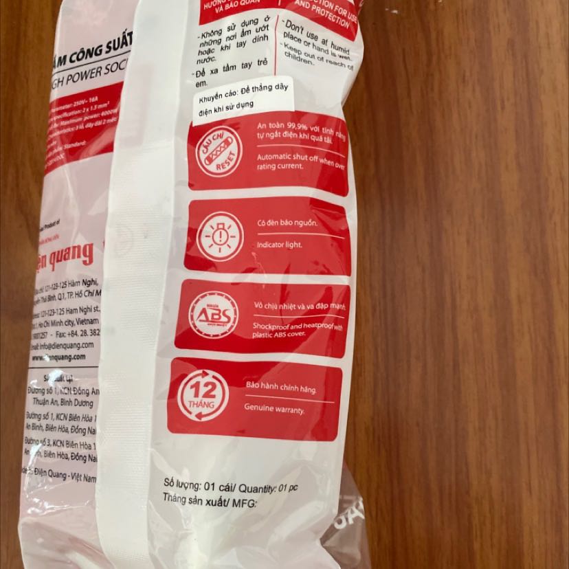 Ổ cắm ấn tượng vì phủ nguyên cây đỏ rực, cảnh báo rất hiệu quả luôn. Công suất cao, chịu tải 16A nên anh em chạy máy công cụ có thể yên tâm. 
Có chống sốc, có cầu chì, có bảo hành 12 tháng hơi bị hay ho!