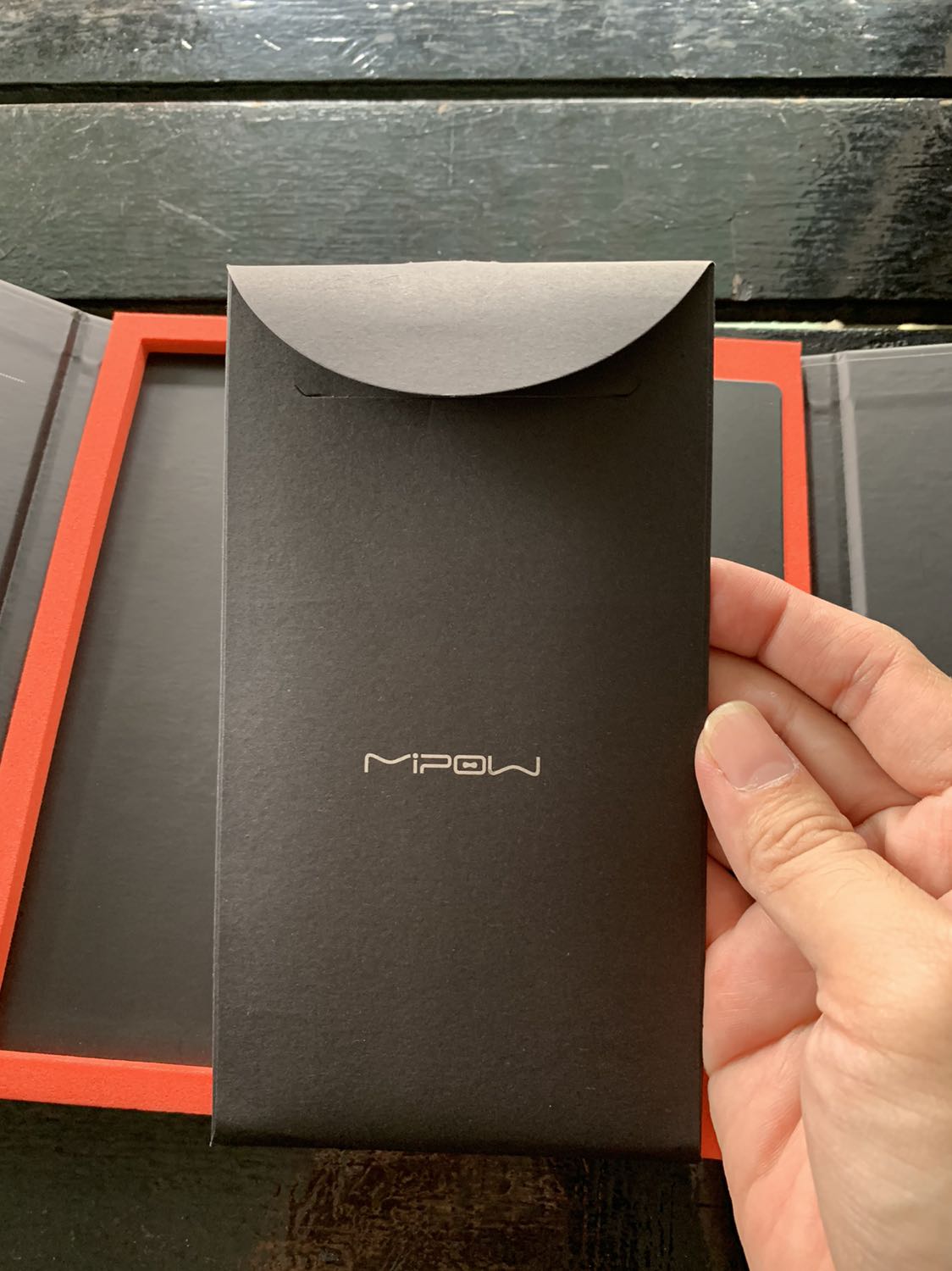 Hàng tốt. Dán êm. Chất lượng cường lực tốt, cảm ứng mượt, màn trong đẹp.
Nhưng ko biết có phải chính hãng ko?