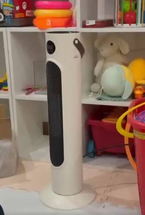 Shop giao hàng nhanh, bọc hàng kỹ chắc chắn. Máy chạy êm, không bị khét, máy không đốt oxi nên dùng lâu không có cảm giác bị bí ngột, rất an toàn. Máy cũng gọn nhẹ nên mình xách đi các phòng cũng dễ dàng.Nói chung là ưng, sẽ ủng hộ shop những lần sau.