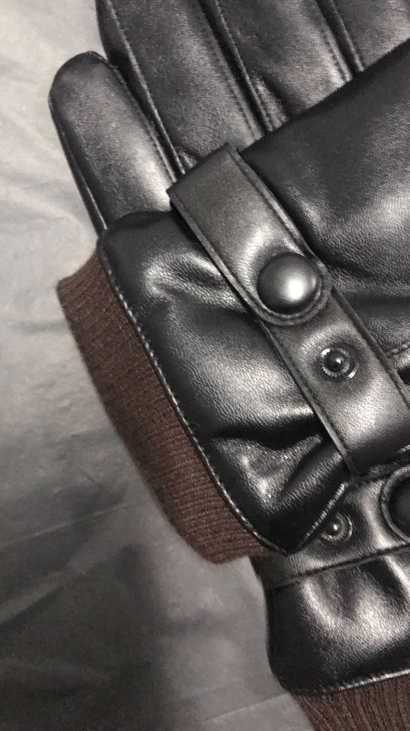 Găng tay mềm, co giãn tốt, đường may tỉ mỉ chắc chắn. Lớp da bóng đẹp mềm mại nữa. Lớp lót nỉ lông ở bên trong khi đeo cho cảm giác dễ vừa tay và dễ chịu. Shop giao hàng nhanh hai ngày là lấy được sản phẩm rồi. Uy tín, ủng hộ shop