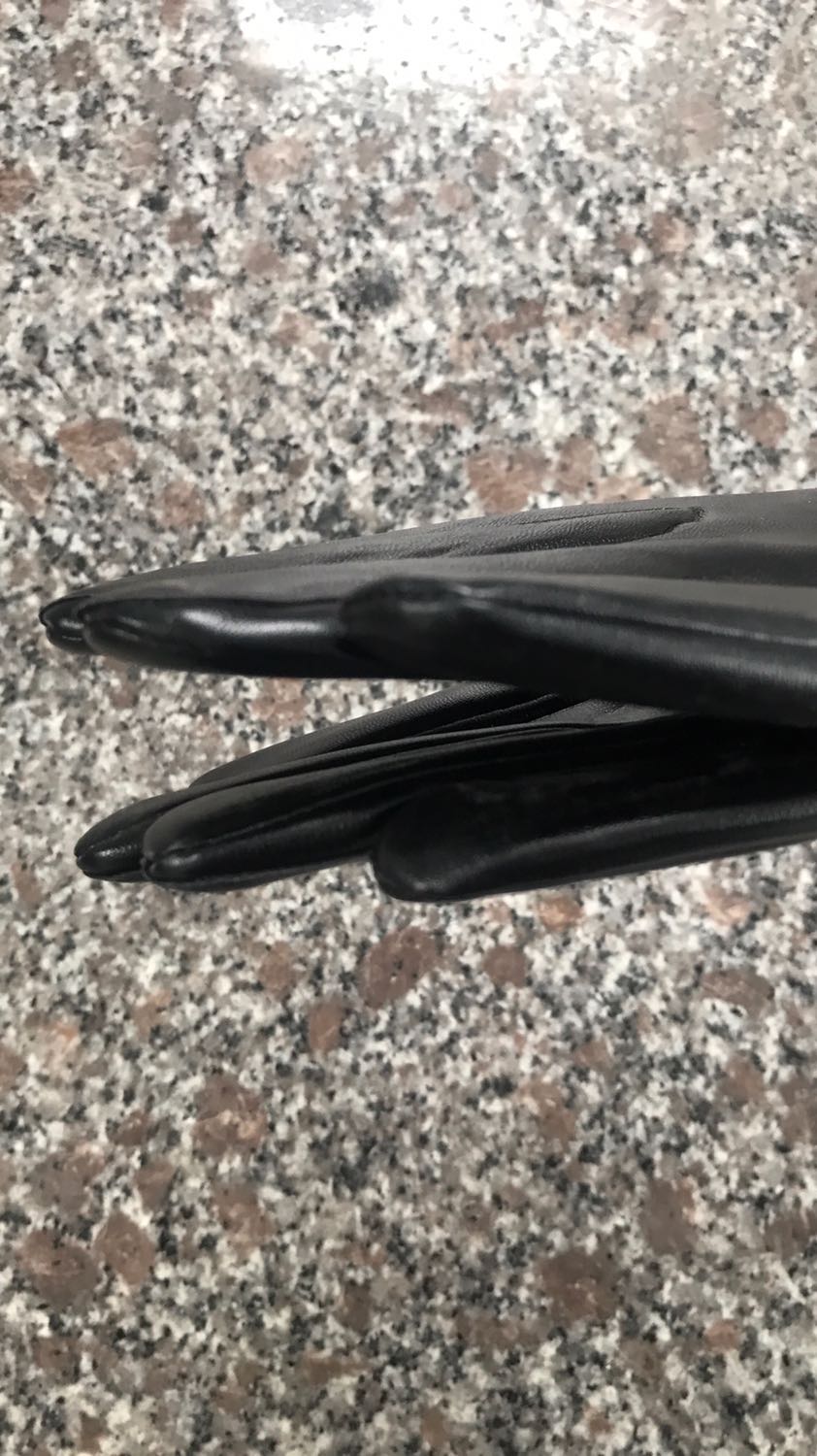 Shop đóng gói cẩn thận giao hàng nhanh mặc dù đang dịch. Khá là vui. Sản phẩm thì khá là tốt. Da chắc chắn, độ co giãn cao. Lớp lót nỉ lông tạo cảm giác bó sát, êm và dễ chịu khi sử dụng. Cảm ứng điện thoại ok, vuốt như không đeo luôn. Rất hài lòng. Sản phẩm đáng mua các bạn ạ.