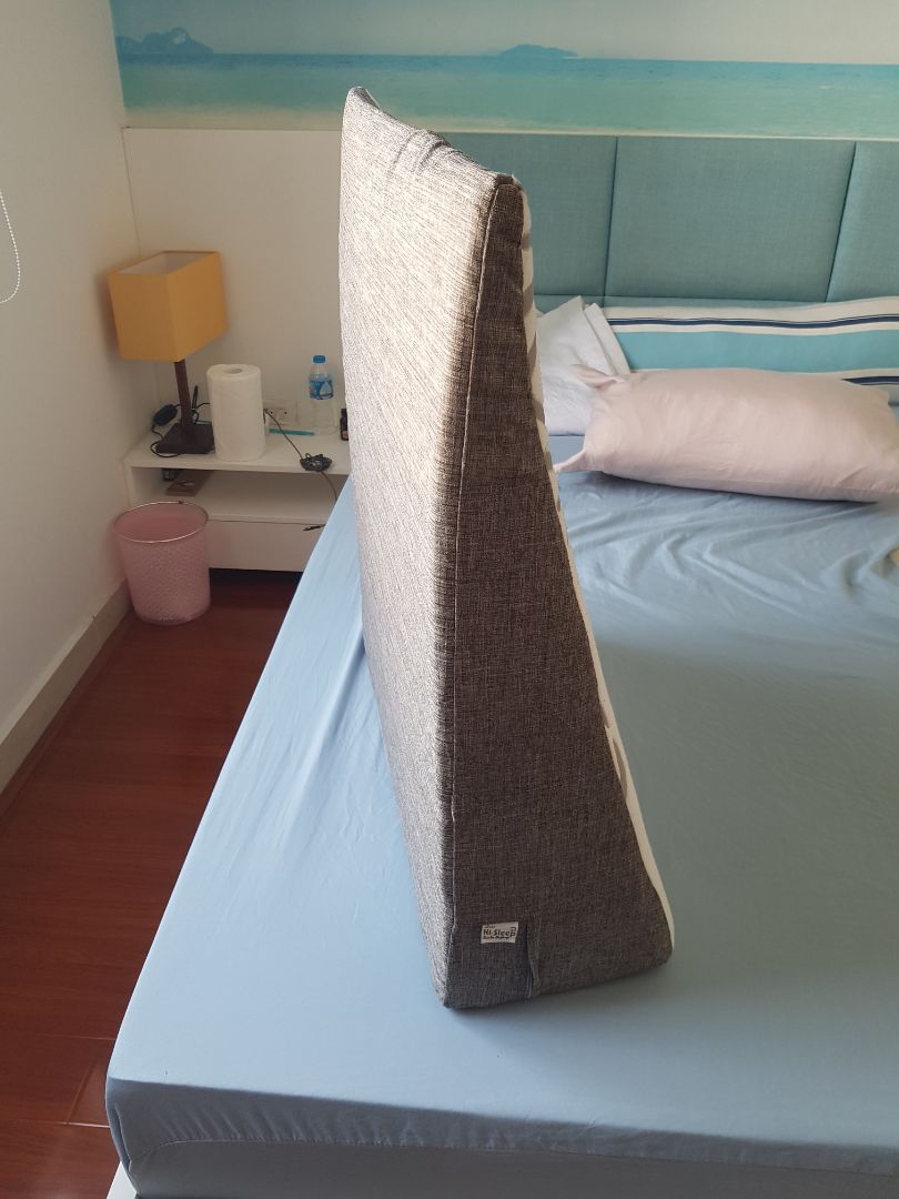 Ruột tốt. Bao gối đẹp, dày.

Nhưng vì bao gối hơi dày và chật, khiến cho chỗ ruột mỏng bị cong cuốn (ko thẳng đc) gây cộm lưng.

Trc đây mình có mua 1 gối High-sleep (giá gấp đôi gối này), bao gối mỏng mềm hơn, ruột cũng mềm hơn, nằm rất thoải mái.
Nói chung thì tiền nào của đó.