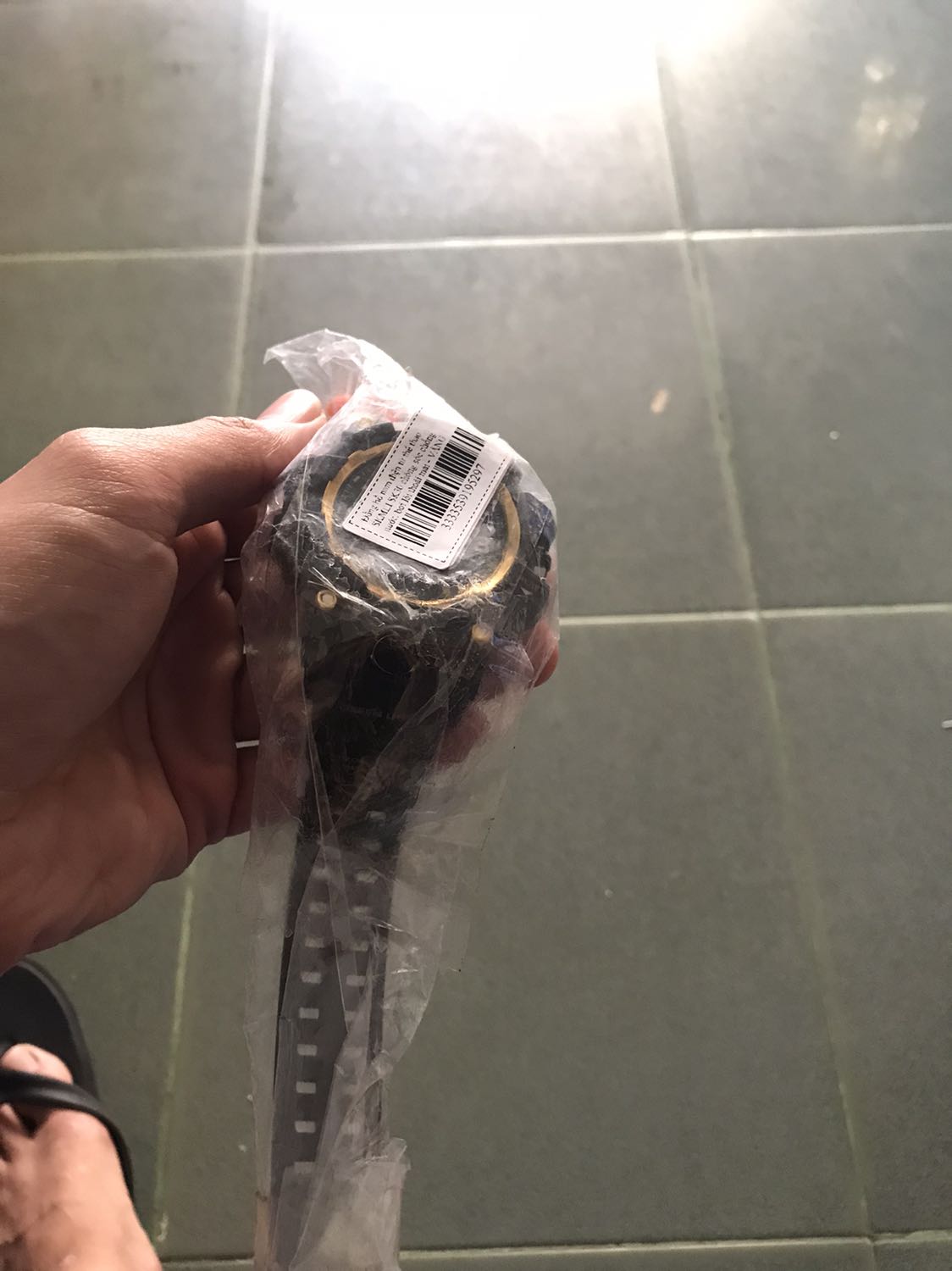 Đóng gói cẩn thận hình thức đẹp 
Đeo vào nhìn rất hầm hố và phong cách 
Chưa biết là có chống nước tốt không nhưng tạm thời để 4 sao đã nhá