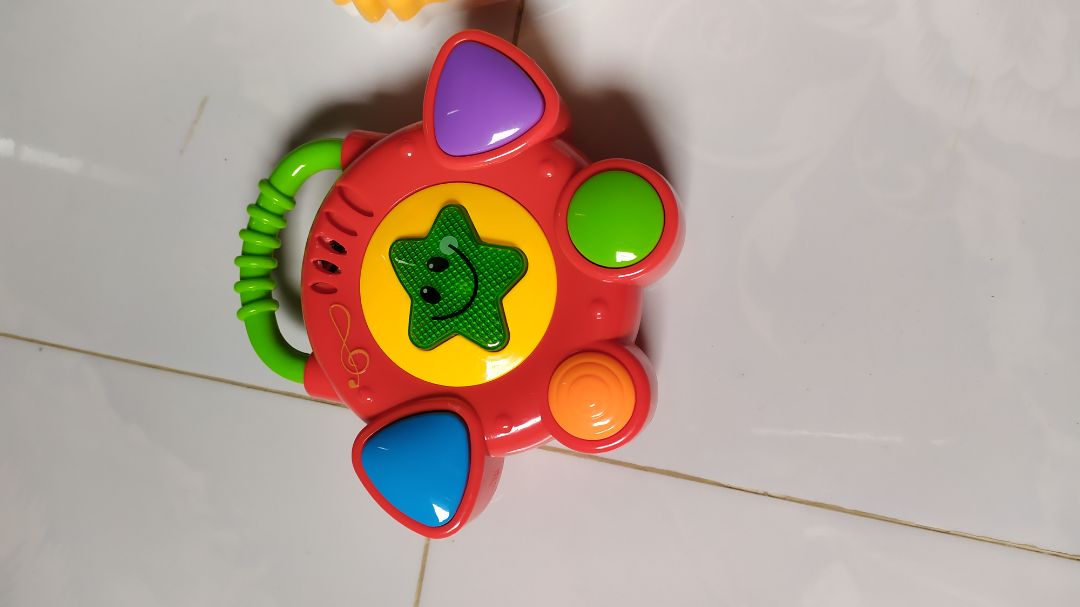 Tiếng nhạc hơi nhỏ, mấy cái lỗ chỗ loa bị kín mít, mình phải đục nó ra mới to lên được, nhìn nhỏ gọn, màu sắc nét, đẹp nhưng so với mấy cái đàn thì hơi đắt vì chỉ có 4 bài nhạc và rất ngắn?, bé dưới 6 tháng xài thì ok chứ lớn hơn thì bé chán nhanh lắm!