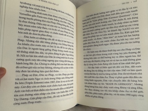 Ngoại trừ đặc điểm địa lý, sách còn đề cập đến lịch sử của mỗi quốc gia, ngôn ngữ trình bày gần gũi cực dễ hiểu, đôi khi có những phép so sánh hóm hỉnh làm cho chủ đề bớt khô khan. Đây là cuốn sách nên có trong mọi tủ sách gia đình, từ già đến trẻ đều đọc được, già thì ngoài phần địa lý có thể có thêm thông tin về chính trị, trẻ thì học về địa lý, cách trình bày của sách giúp dễ đối chiếu và giúp ghi nhớ rất tốt.
