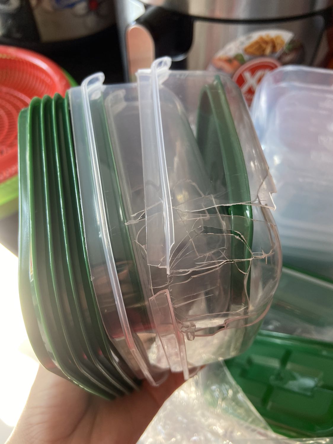 Nhận hành mà mở ra bể nát 2 hộp rồi, còn 1 hộp lớn thì nứt, thật sự ko hài lòng và bán hàng ko có tâm, bik bể vậy mà vẫn đóng bỏ vào mà để quay vào trong cùng nữa ??