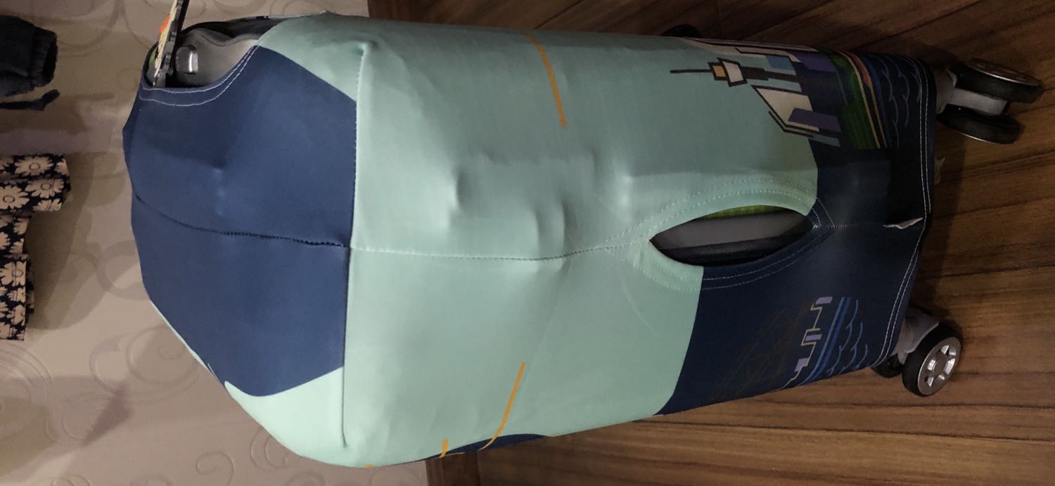 Bọc vali bằng vải thun, khoét lỗ không chuẩn, đường may xấu, không có chỗ khoét phía trên vali như hình, không đáng giá tiền