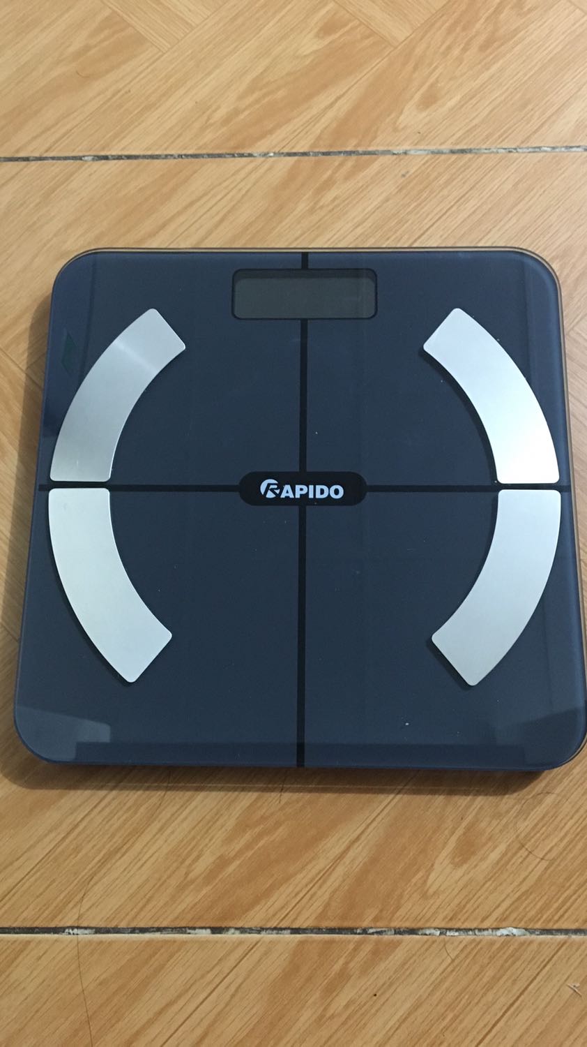 Cân dùng tốt đó! Mua lâu rồi ko nhớ giá! Hình thức đẹp, mỏng nhẹ! Mình rất hài lòng! Cảm ơn shop nhiều! Có app dùng kèm cân để theo dõi các chỉ số khác của cơ thể khi cân giống của mấy bác bán thực phẩm chức năng đa cấp vẫn đo để quảng cáo sản phẩm! Chịu khó mày mò thì nhiều chức năng lắm!