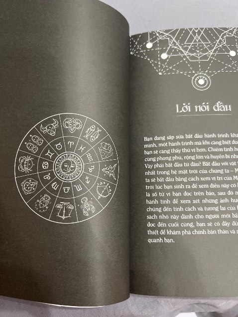 Sách khá là mỏng, Ai chưa biết gì về cung hoàng đạo thì có thể tìm hiểu sơ thông qua quyển sách này, Đặc biệt là nếu chưa biết về những khái niệm cung mọc hay là về các hành tinh thì quyển sách này giới thiệu khá là dễ hiểu. Nhưng mà nội dung thì không có cụ thể lắm đâu, Ví dụ như để tìm hiểu cung mọc hoặc là những cái bố cục sau khác như thế nào thì quyển sách này không có giải thích. Nói chung là nó chỉ khái quát phần nào chứ không có hướng dẫn cách để làm sao mà xem được bản đồ sao.