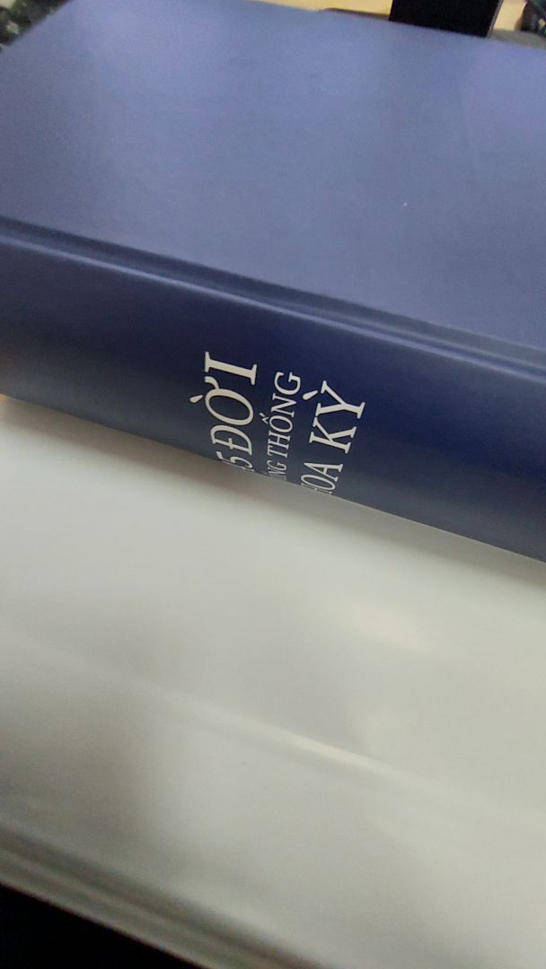 Được cập nhật liên tục, đây là một tác phẩm lịch sử_ tiểu sử kỳ công cho thấy phần nào bức tranh chính trị đầy màu sắc của Hoa Kỳ.