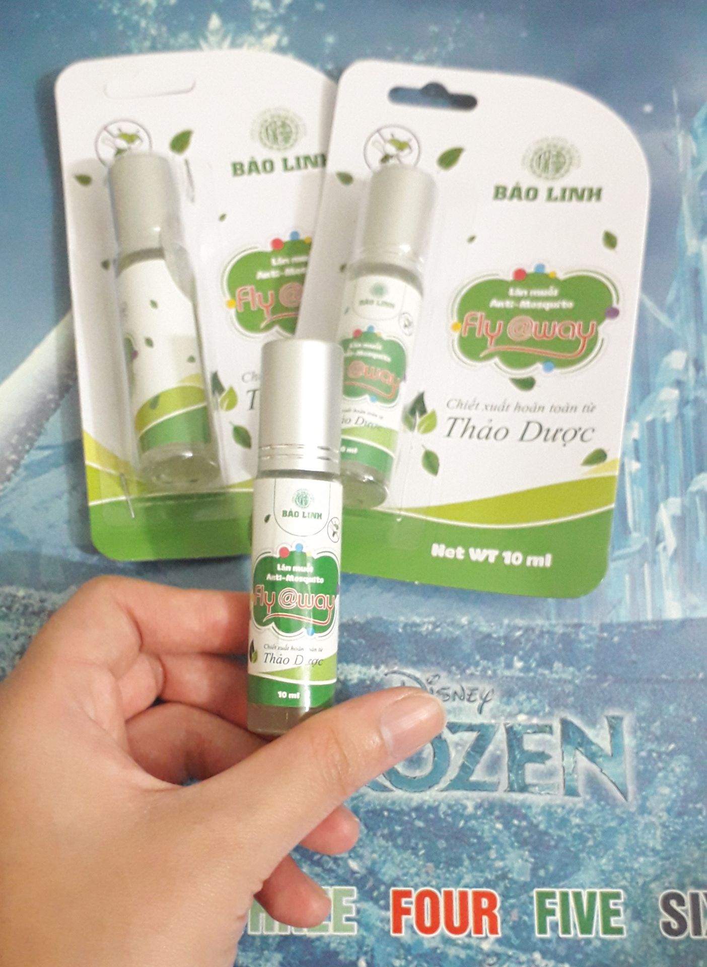 Đây là lần thứ 2 mình mua sản phẩm vì cực kì thích cái lăn muỗi này. Lăn  lên vết muỗi đốt thì sẽ có cảm giác mát lạnh và ngay lập tức ko còn cảm thấy ngứa nữa😊 đặc biệt nó có mùi thơm nhẹ nhàng của bạc hà rất là dễ chịu🥰 mìn sẽ luôn ủng hộ shop.