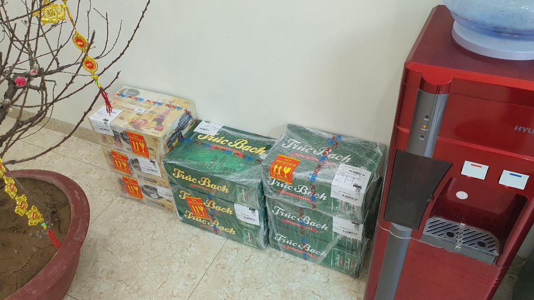 Đặt mua mấy thùng bia chúc Tết mà giao hàng nhanh, tính ra có hơn 1 tiếng từ lúc đặt là về đến tay, cũng không thấy móp méo gì, nói chung là hài lòng.