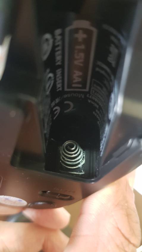 Sản phẩm được sản xuất năm 2017, quá lâu để bán năm 2021 này, bên trong chỗ tiếp xúc pin đã bị ô xi hóa, rỉ sét, không tốt chút nào