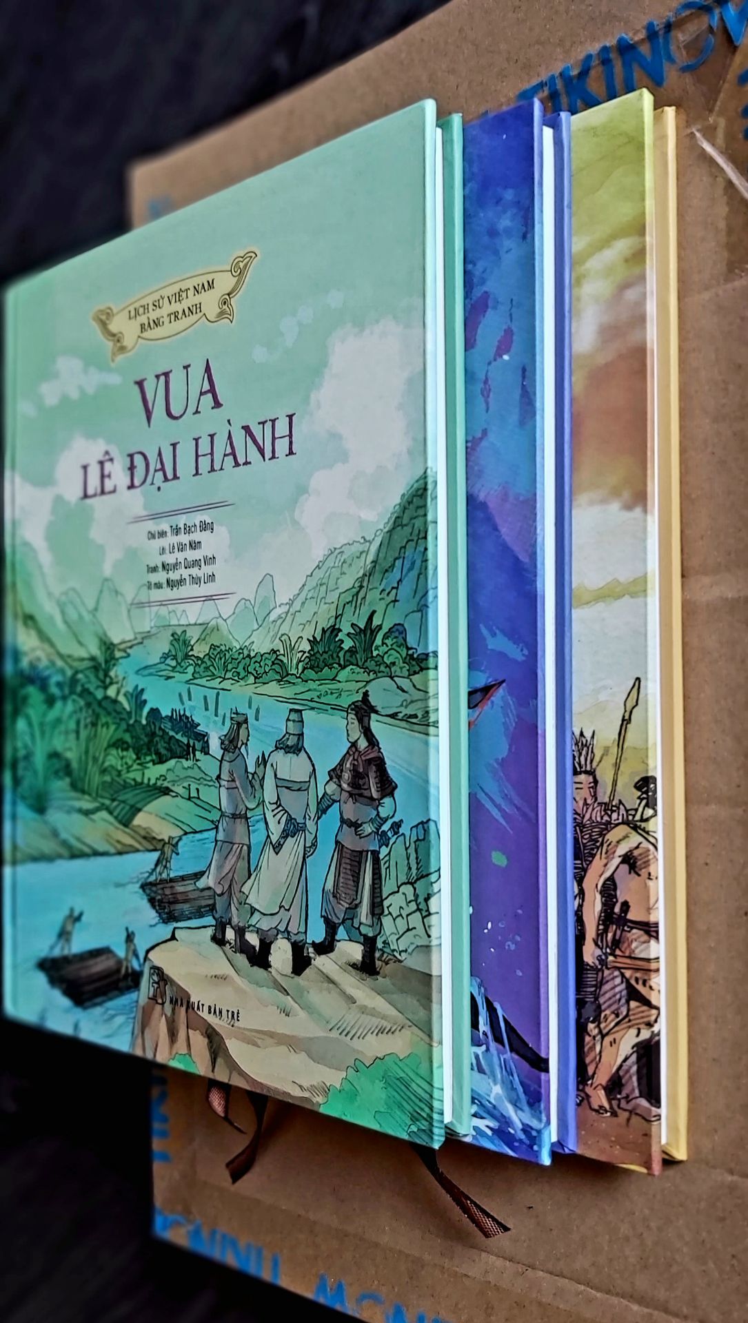 Vua Lê Đại Hành vừa lên ngôi không lâu, nhà Tống đã cho người đem thư sang đe dọa: "Giao Châu của ngươi ở cuối trời ... vì thế cần mở lòng *** tối của ngươi để được thấm nhuần thánh giáo của ta... nếu khiến ta phải dùng đến kế chặt xác băm xương, làm cỏ nước ngươi thì lúc ấy hối sao kịp nữa. Ta đương chuẩn bị xe ngựa, quân lính, sắp sửa các thứ chiêng trống. Nếu quy phục thì ta tha cho,  bằng trái mệnh thì ta quyết đánh... "
Sách được thiết kế đẹp, tranh ảnh màu sắc phong phú, đặc biệt thu hút các bạn nhỏ. Chất liệu giấy in tốt.
Thuận tiện và nhanh gọn là những gì mình muốn nới về dịch vụ của Tiki. Thanks & Like!