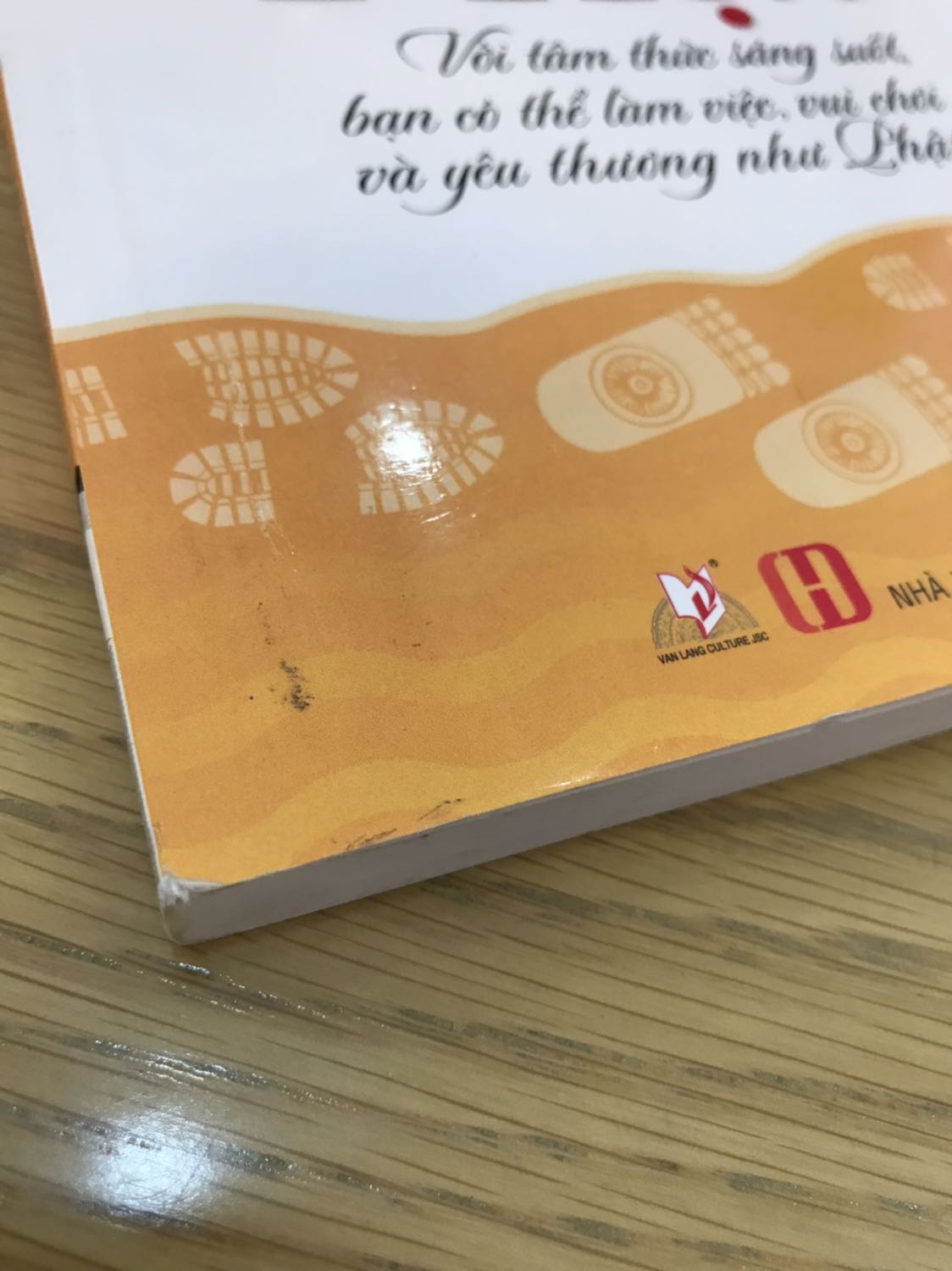 Nhận được sách bẩn hơi không vui. Về nội dung thì bận quá mình chưa đọc nên không dám nhận xét. Sẽ biết bình luận sau.