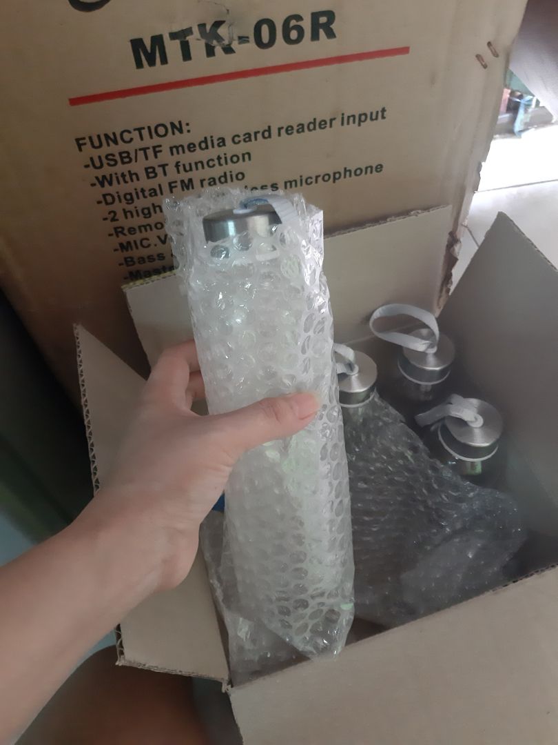 nói chung đóng gói cẩn thận rồi.  bọc từng cái nên ko bể cái nào như mấy nhận xét khác khi mua .. mình có lời khuyên cho mấy bạn mua hàng , nên kiểm tra hàng trước khi thanh toán,  nếu có vấn đề trả tại chỗ cho ship mang về luôn, mình mua nhiều lần,  lần nào cũng kiểm tra kỹ và nói r õ vs nv giao hàng là nếu bị hư hay ko đúng mẫu trả lại luôn nha. khỏi mất thời gian nhận rồi phải đối trả hoặc ko hài lòng sp mình mua,  rồi cứ ấm ức trong lòng ko hay.