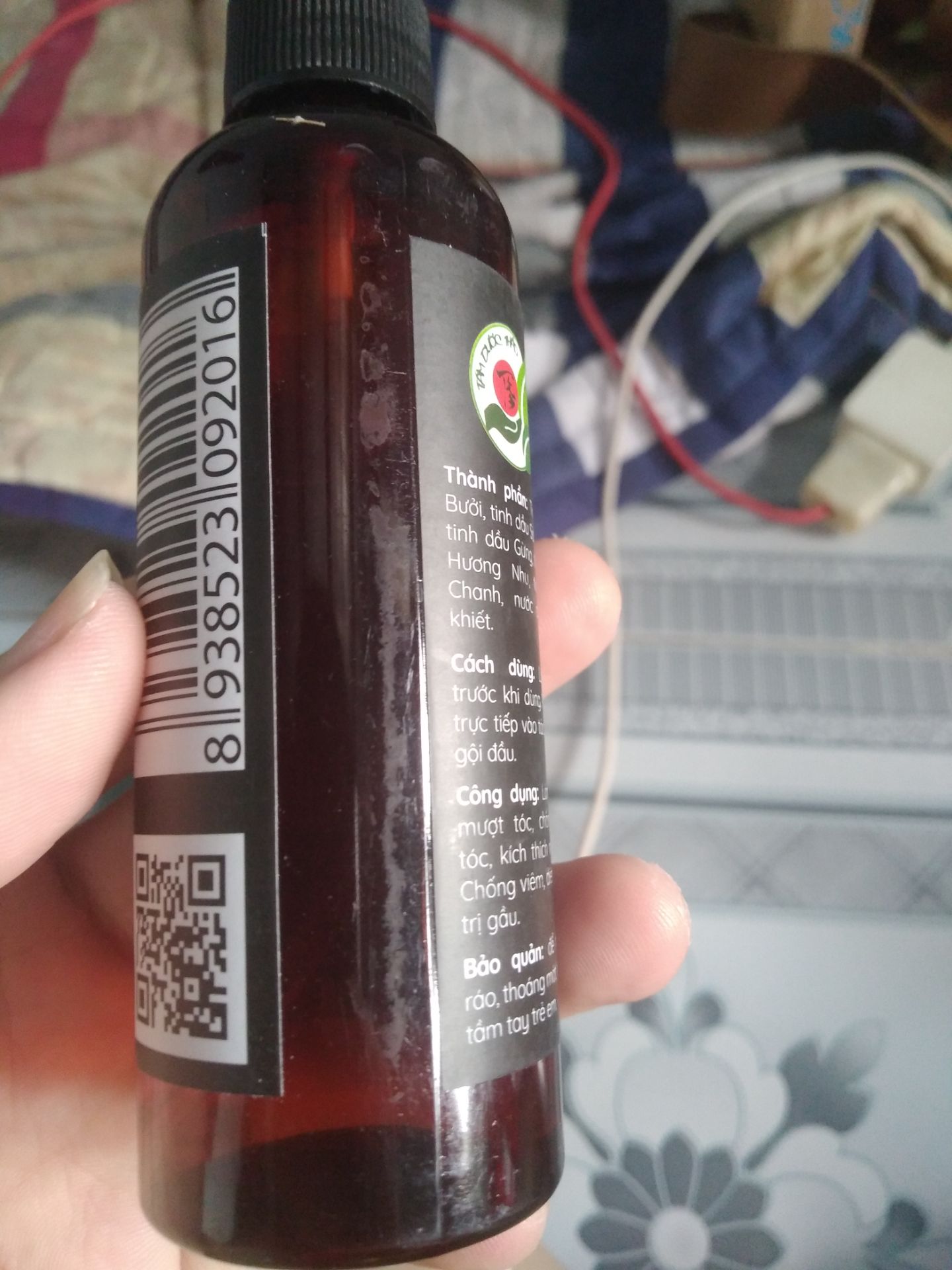 sản phẩm thì cũ, nhãn chai thì như dán lại,..nhìn vỏ thôi không dám sử dụng luôn
