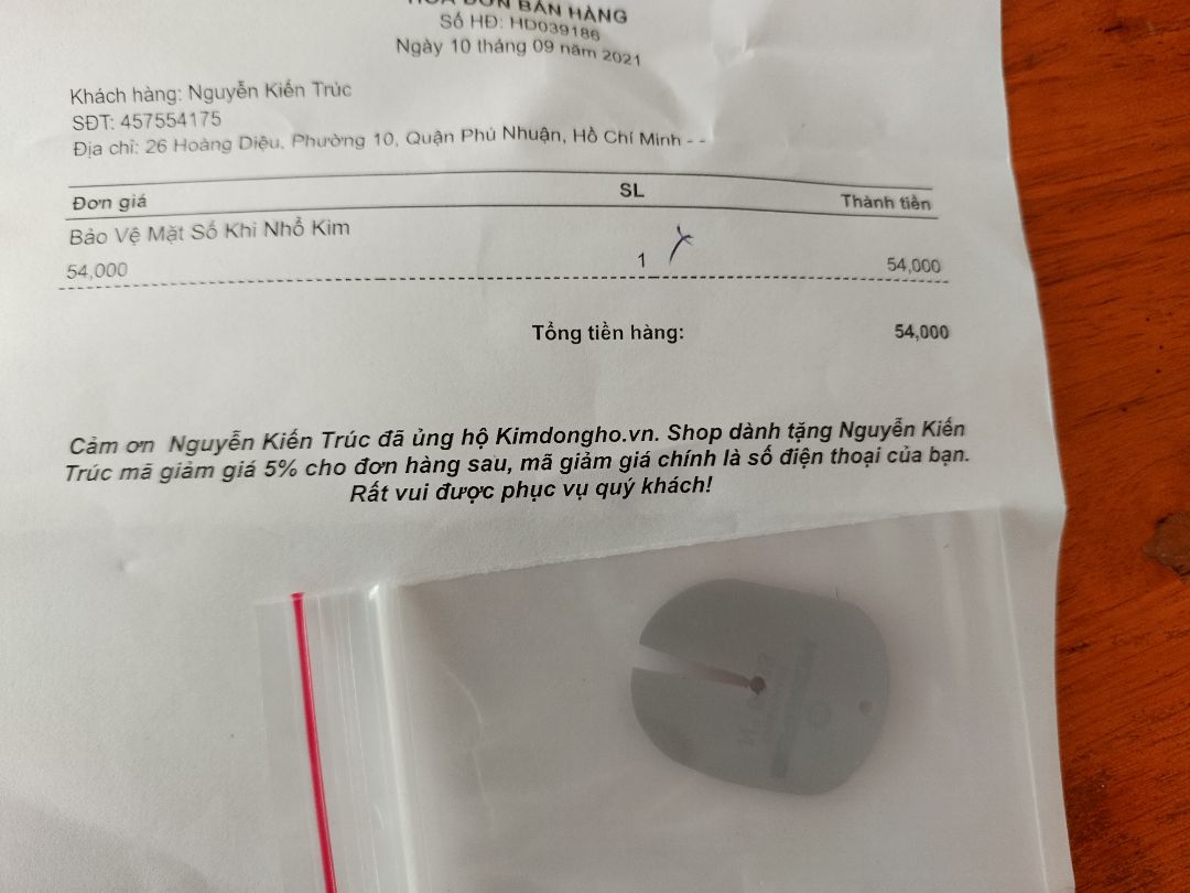 Đặt mua dụng cụ tháo nhổ kim đồng hồ loại 1 kèm miếng bảo vệ mặt số mà shop chỉ giao miếng bảo vệ nhỏ xíu giá 54 ngàn đồng. Chi tiết trên hộp ghi rõ ràng 2 món mà trong hộp chỉ có 1 món, hóa đơn cũng ghi 1 món phụ giá cũng 54 ngàn đồng. Đề nghị Tiki bảo shop gửi bù cho tôi đi!