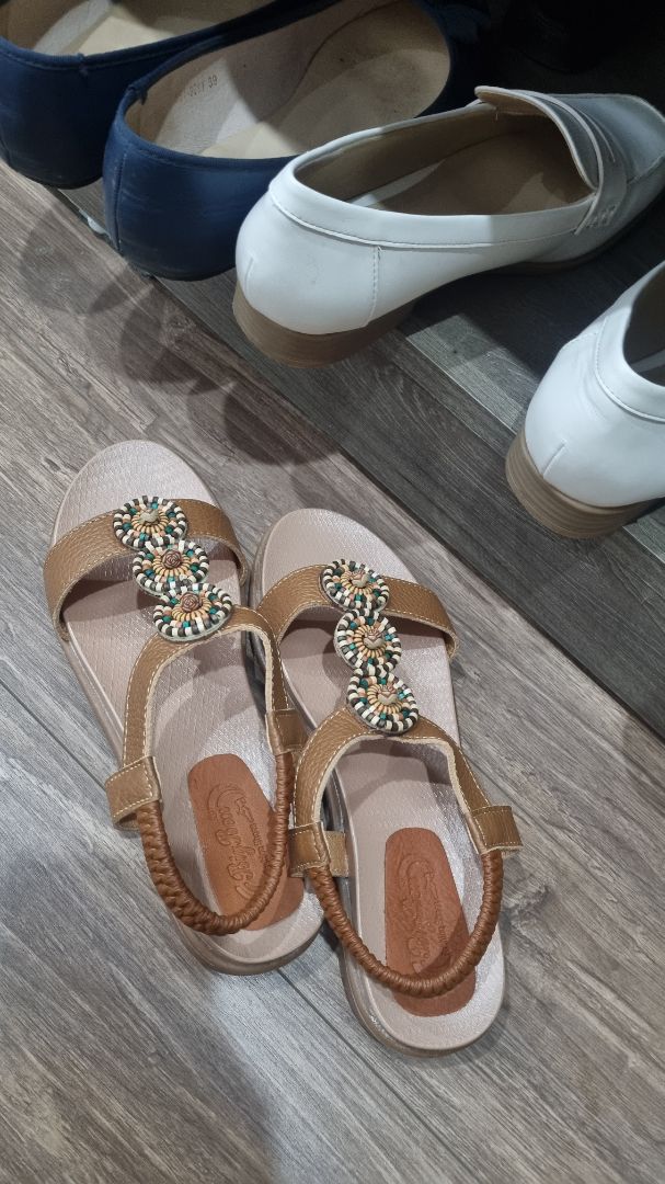 Đẹp, đế hơi cứng vì bằng nhựa. Đẹp, đế hơi cứng vì bằng nhựa.